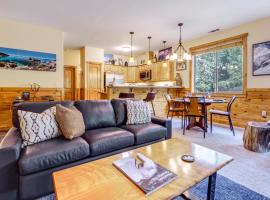 Boulders Truckee Condo Near Donner Lake + Skiing!, hotel v destinaci Truckee
