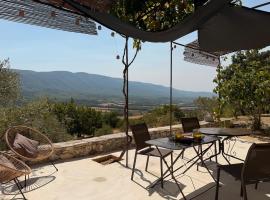 Bastidon avec vue et piscine au coeur du Luberon, hotel a Céreste