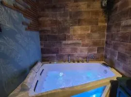 Small mountain paradise with pool and hot tub