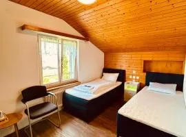 Dreibettzimmer mit eigenem Bad und Seeblick