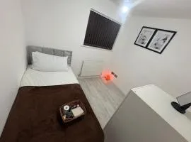 Single cosy room in family home-Wednesbury