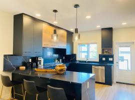 NEW Luxury Family Friendly Entire House Near Downtown WEM, 3 Bedrooms, &uuml;d&uuml;lőh&aacute;z Edmontonban