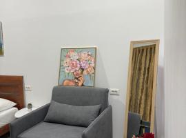 Rooms'Himara、ヒマラのホテル