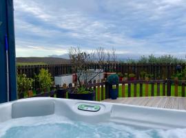 Switha - Luxury home in Stromness, Orkney with outstanding views and hot tub, Hotel in Orkney