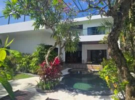 Nipper Benoa - 4BR Beach Front Sunset Villa