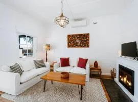 Mygoura Cottage - Charming Country Living in Town