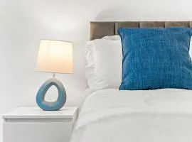 Contractor Stays Sleeps 8 Free WiFi and Parking Near Centre Special Offer 20 Nights Plus