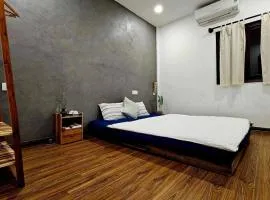 La Sen-Thu An-Có cửa sổ nhìn ra ban công