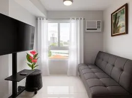 3GM, a cozy end corner 1 bedroom unit with a balcony