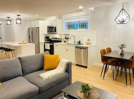 The Private Central Edmonton Suite - Comfortable & Fully-Equipped Basement Suite, casa de campo em Edmonton