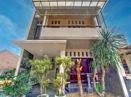 OYO 94769 Griya Djati Syariah 2, hotel dicht bij: Luchthaven Malang (Abdul Rachman Saleh) - MLG, Malang