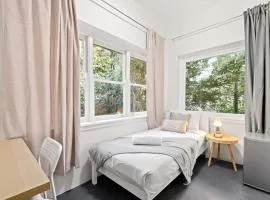 No Frill Affordable Single Room - Seconds to Transport & Shops - Shared Bathroom