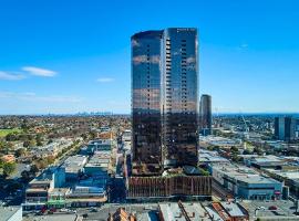 Highrise Luxury Penthouse with City Ocean Mountain View, hotel in Box Hill
