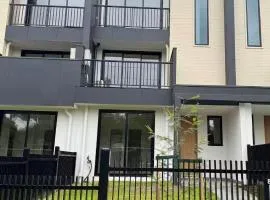 Mooroolbark 火车站附近的阳光大床房
