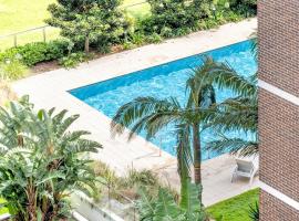 Macquarie Cozy Nest 2BR with Pool Near Train Shopping, hotel u gradu Sidnej