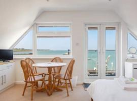 The Hamptons - Entire Seafront Property with Stunning Sunsets, hotel en Herne Bay