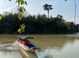 Mỏ Vẹt Guesthouse Riverside, pet-friendly hotel in Tân Phú