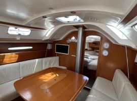 Bateau 6 à 8 personnes hyper centre ville, hotel in Lorient