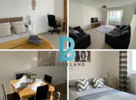 Four Bedroom House by Brookland Stays Serviced Accommodation Short Lets Leeds with Free WiFi