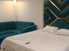 Cozy Studio Near Temples - Vrindavan, hotel en Chhatikara