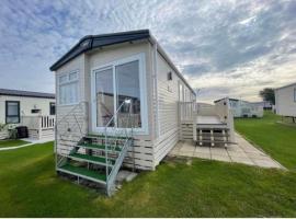 Harry- 3 bedroom 8berth Seal bay West sands, spa hotel in Selsey