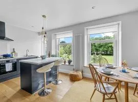 Arundel House - Parkview with free parking