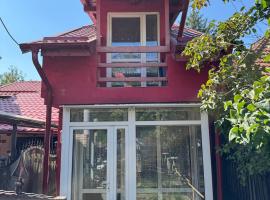 Mica casă roșie, cottage in C&acirc;mpulung