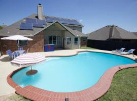 Spacious 4BR with Pool and Grill - Near Lakes and Harbor, hotel in Royse City