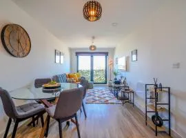 Stylish City Apartment with Juliette Balcony, Retro Games & Fast WiFi