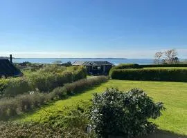 70S Holiday Home With Views Over The Sea