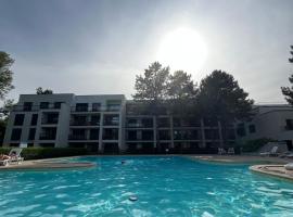 Apartm&aacute;n Sĺňava rezort Linea Pie&scaron;ťany，皮耶什佳尼的附設泳池的飯店