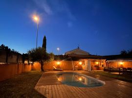 La maison de Claude avec terrasse et piscine, hotel i Crest