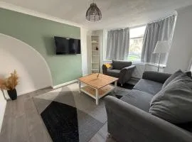 Cosy 3 Bedroom Home, Parking & Bus