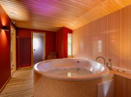 Latvian Bathhouse Experience, Traditional Sauna, Hot Tub, Outdoor Pool and Relax Zone, hotel com piscina em Babīte