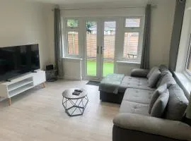 Rose Mews, Newly Refurbed Modern Interior with Garden
