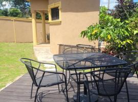 Tiny home- likle but wi tallawah، فندق مع موقف سيارات في ماندفيل