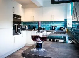 Halford House 3 Bed Town Centre Home from Home with Parking for 2 cars Prime Location Tamworth