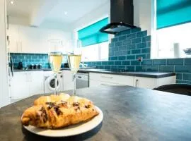 Halford House 3 Bed Town Centre Home from Home with Parking for 2 cars Prime Location Tamworth