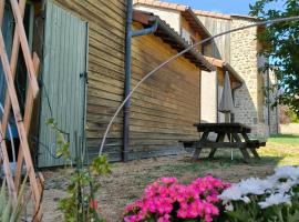 Appartements indépendants dans chalet en Auvergne โรงแรมในChomelix