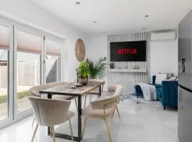 Stylish 4-Bed Home in Central Wellingborough