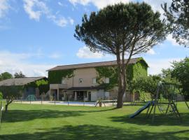 Gîtes de La Carrétarié, hotel dengan parking di Parisot