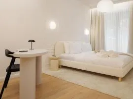 Ōura - Designer Apartment with Private Parking & AC