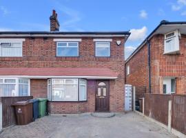 4 Bed - Sleeps 8 - Free Parking - Garden，位于达格纳姆的酒店