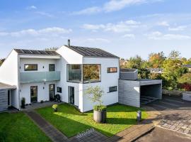 Anneks med eget toilet og bad - gratis parkering, hotel in Horsens