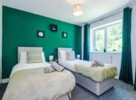 Stylish Four Bedroom House in St Helens by Eason Stays, Ideal for Weekend Getaways & Business Travellers - with Free parking!