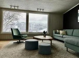 Spacious house - Free parking - King beds