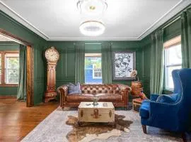 Old Clarksville House w Secret Speakeasy Style Bar - 914 Crossland Ave