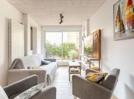 Diane - Beach, Wi-Fi, sleeps 6, Modern and Neat