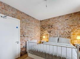 Old Post Office Apartment, pet-friendly hotel sa Monaghan