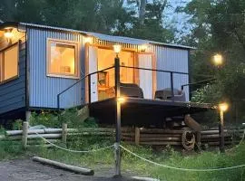 Escapada en pareja en un rincón del bosque